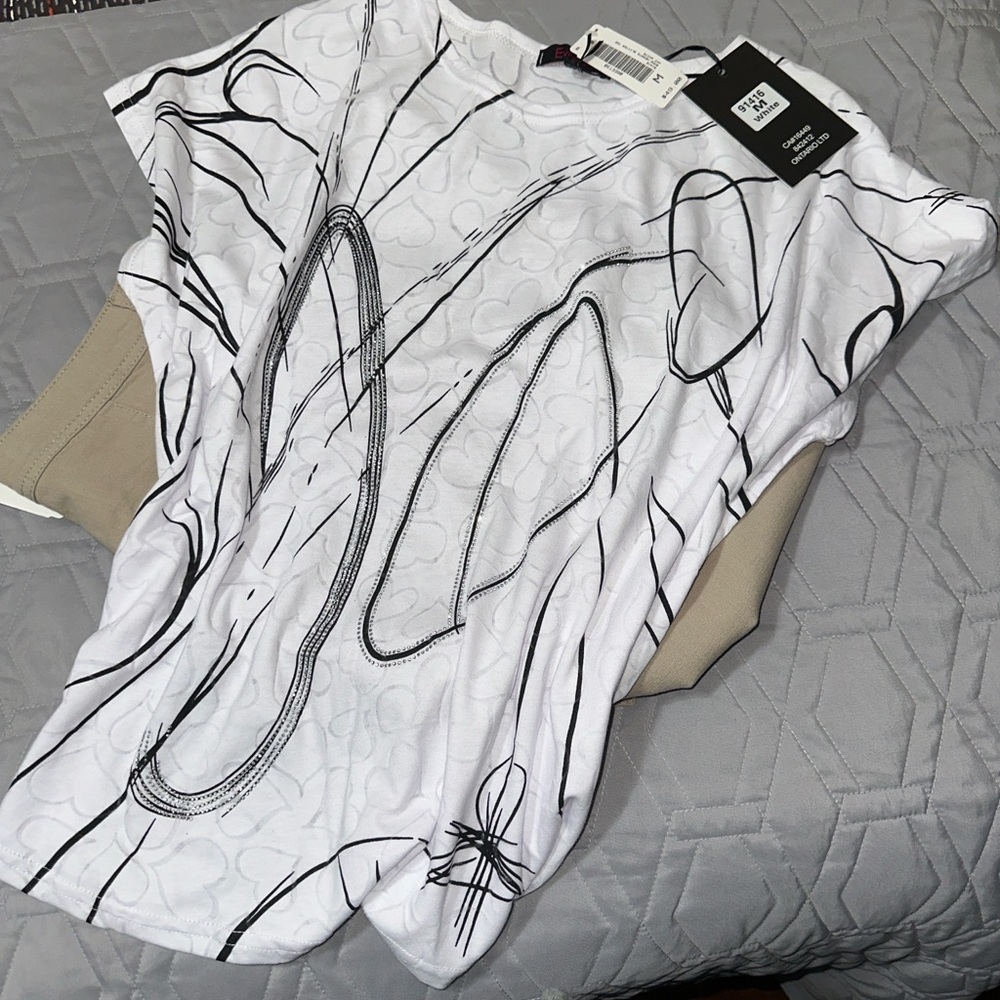 Sz M ⭐️NWT Evidence Graphic Sparkling Love/Heart Print T- Shirt.